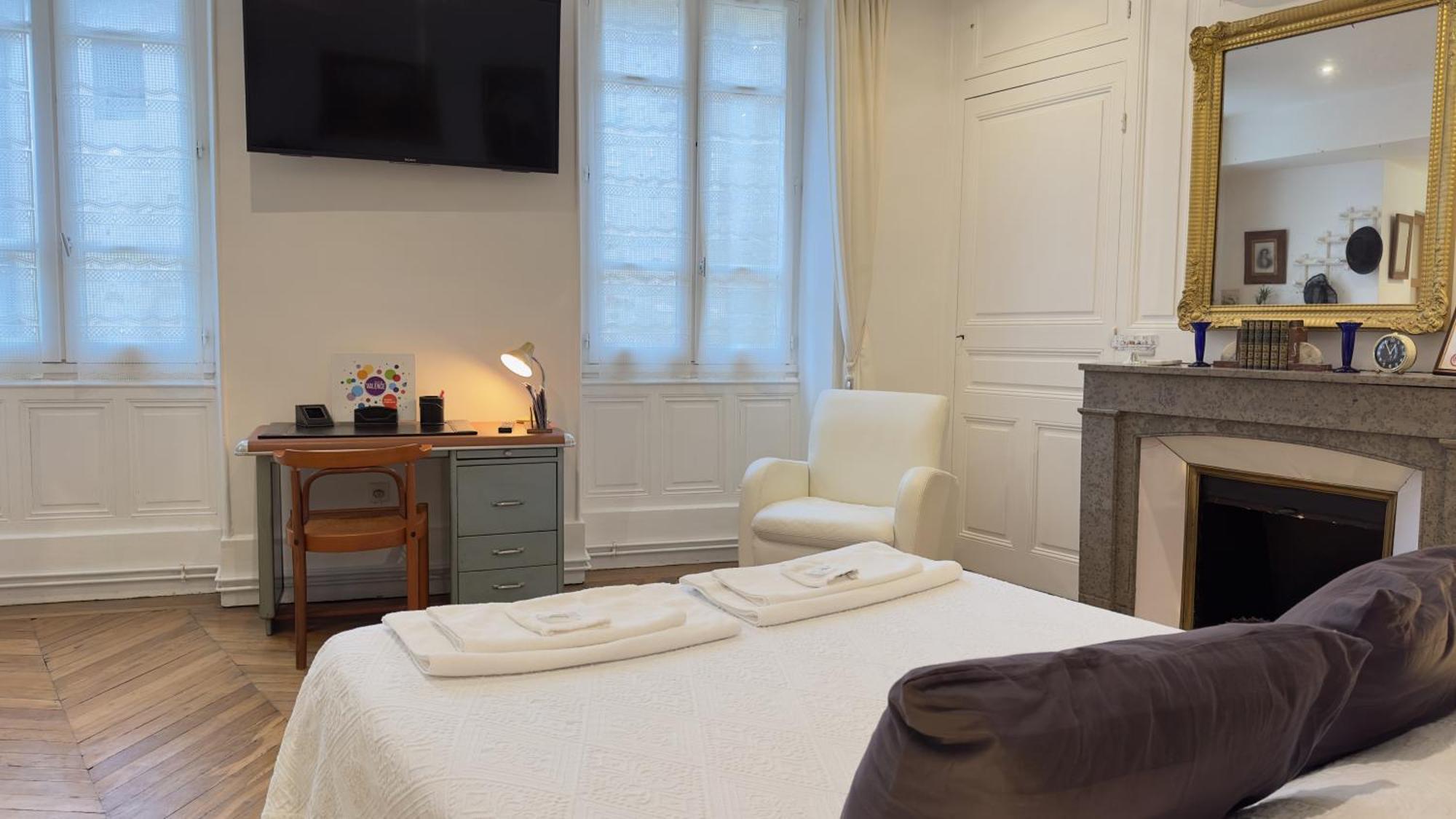 Chambre De Charme Au Coeur Du Vieux Valence - Confort & Calme Bagian luar foto