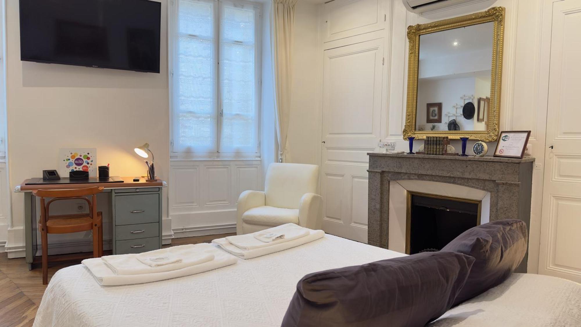 Chambre De Charme Au Coeur Du Vieux Valence - Confort & Calme Bagian luar foto